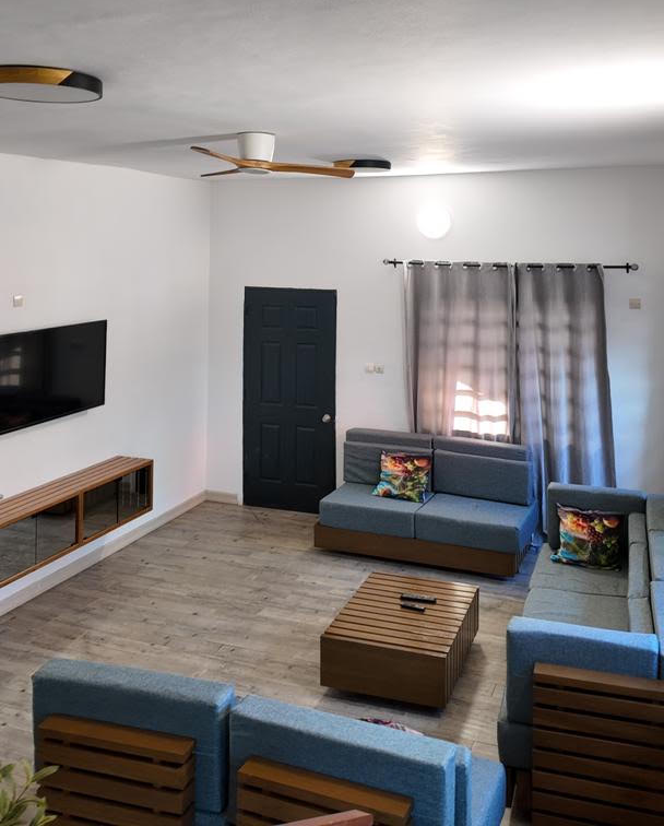 Salon moderne et spacieux de Ivy Residence, avec les canapés au premier plan
